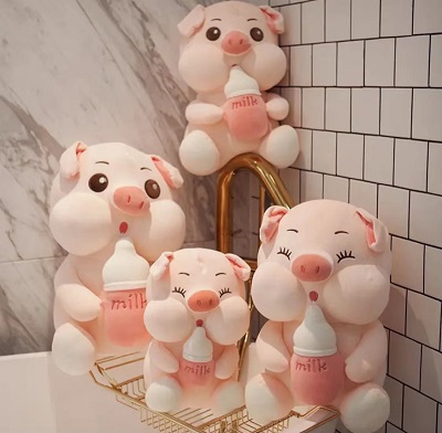 Gấu bông heo ôm bình sữa