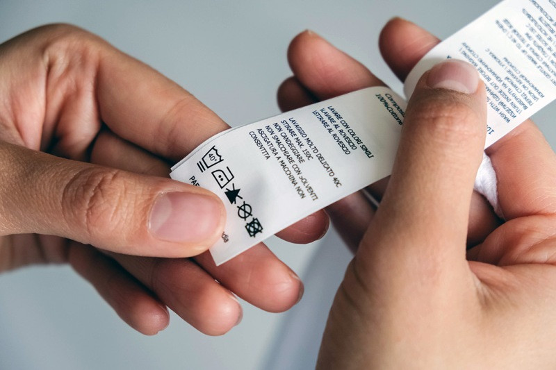 Kiểm tra nhãn hưỡng dẫn giặt gấu bông